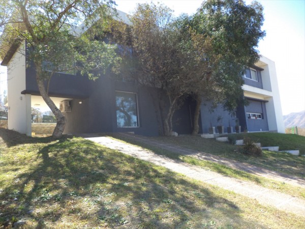 VENDO CASA DE 3 DORM. COUNTRY TIERRALTA. EXCELENTE CALIDAD!!!