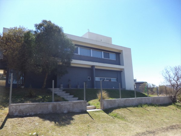 VENDO CASA DE 3 DORM. COUNTRY TIERRALTA. EXCELENTE CALIDAD!!!