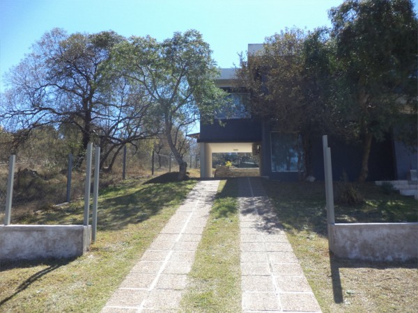 VENDO CASA DE 3 DORM. COUNTRY TIERRALTA. EXCELENTE CALIDAD!!!
