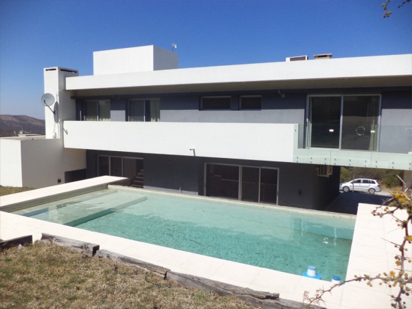 VENDO CASA DE 3 DORM. COUNTRY TIERRALTA. EXCELENTE CALIDAD!!!