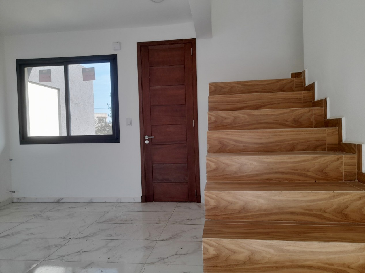 VENDO DUPLEX DE 2 DORM. DE EXCELENTE CALIDAD. B° VILLA CATALINA. A ESTRENAR!!! (NO APTO CREDITO)