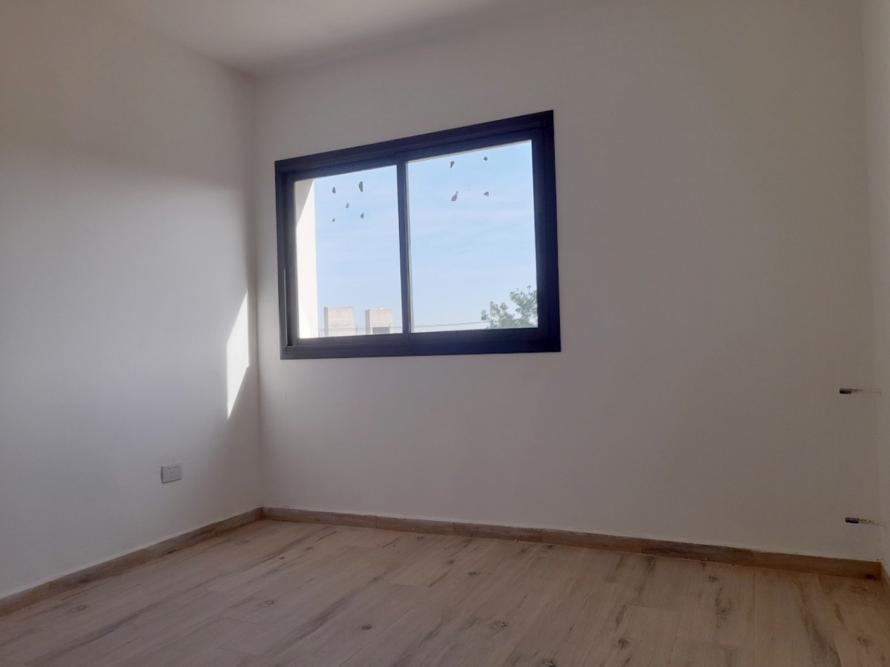 VENDO DUPLEX DE 2 DORM. DE EXCELENTE CALIDAD. B° VILLA CATALINA. A ESTRENAR!!! (NO APTO CREDITO)