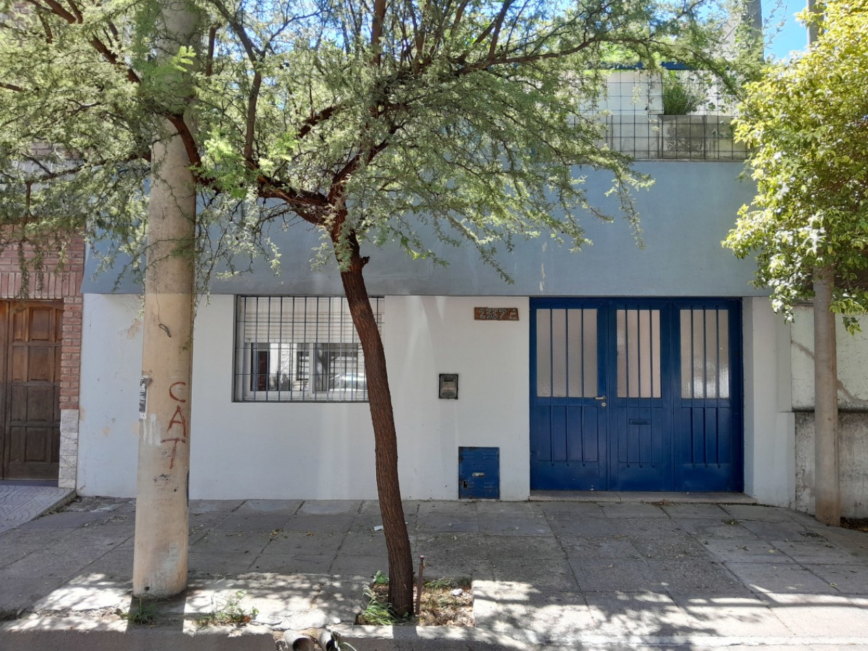 VENDO CASA 2 DORM. B° TALLERES ESTE. PERMUTA X DEPTO B° ALBERDI O CENTRO