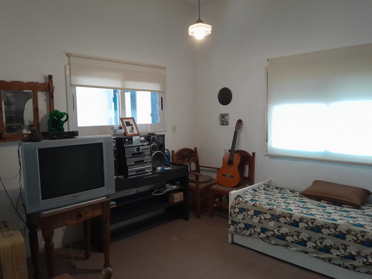 VENDO CASA 2 DORM. B° TALLERES ESTE. PERMUTA X DEPTO B° ALBERDI O CENTRO