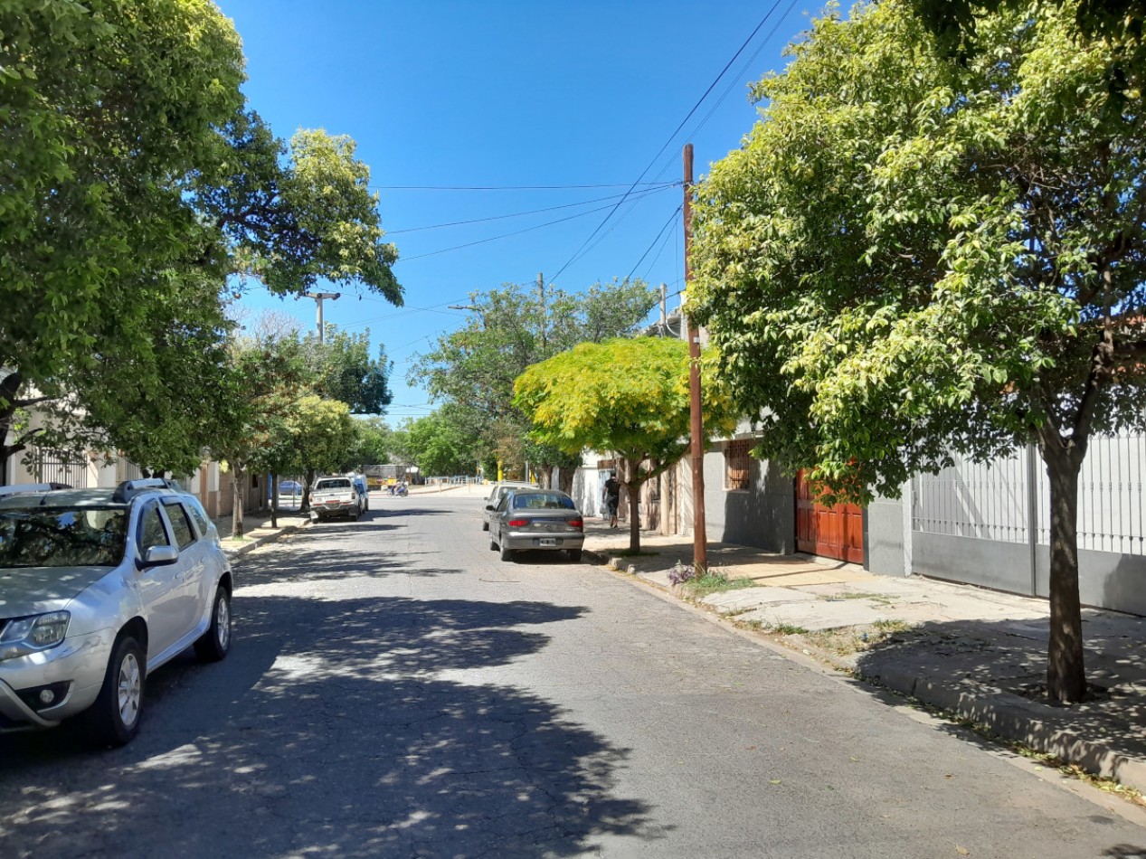 VENDO CASA 2 DORM. B° TALLERES ESTE. PERMUTA X DEPTO B° ALBERDI O CENTRO