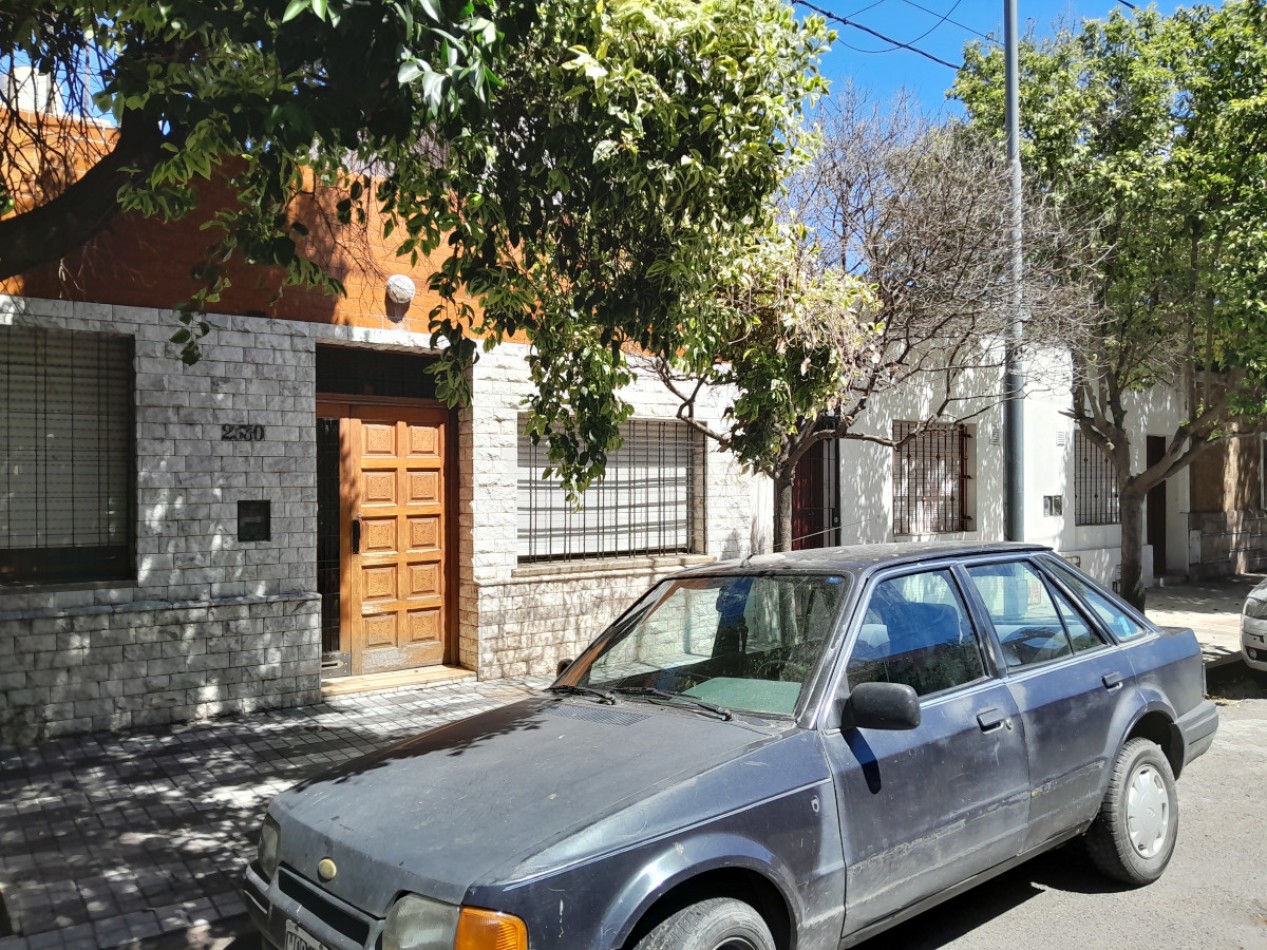 VENDO CASA 2 DORM. B° TALLERES ESTE. PERMUTA X DEPTO B° ALBERDI O CENTRO