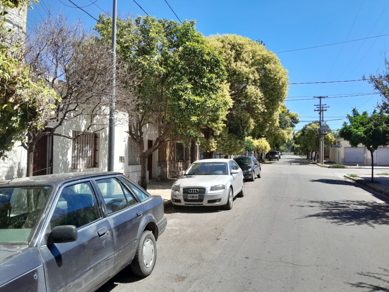 VENDO CASA 2 DORM. B° TALLERES ESTE. PERMUTA X DEPTO B° ALBERDI O CENTRO