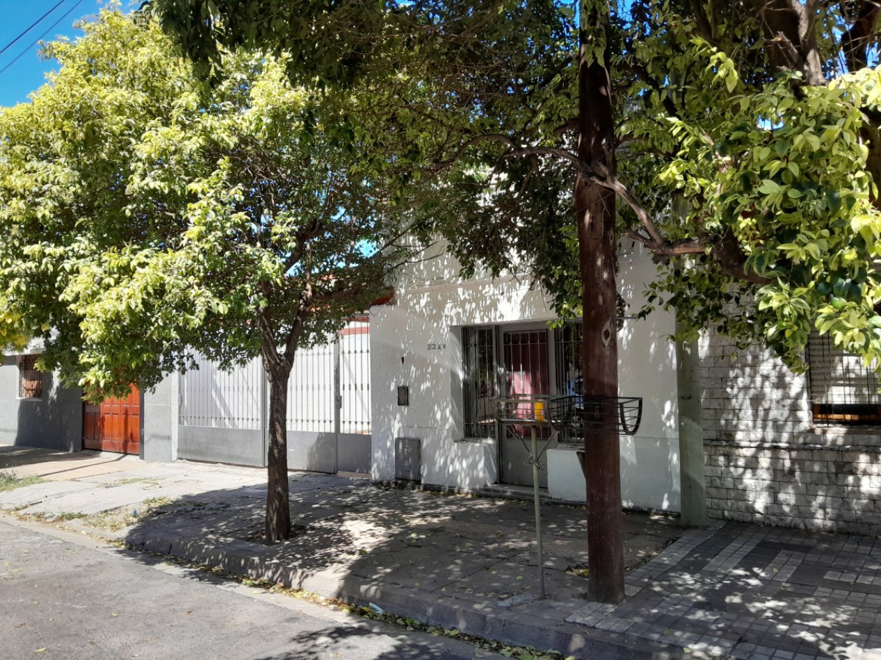 VENDO CASA 2 DORM. B° TALLERES ESTE. PERMUTA X DEPTO B° ALBERDI O CENTRO