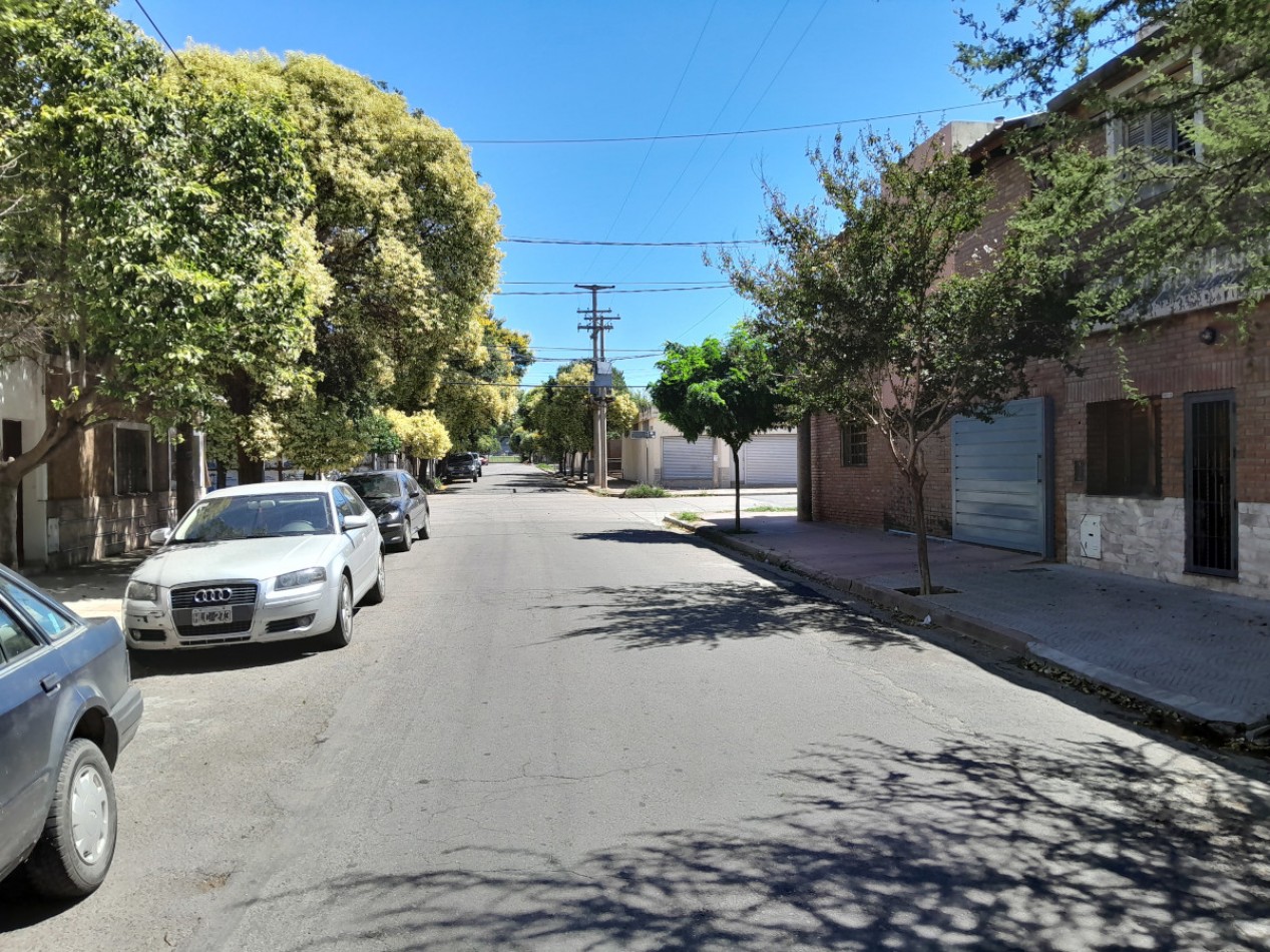 VENDO CASA 2 DORM. B° TALLERES ESTE. PERMUTA X DEPTO B° ALBERDI O CENTRO
