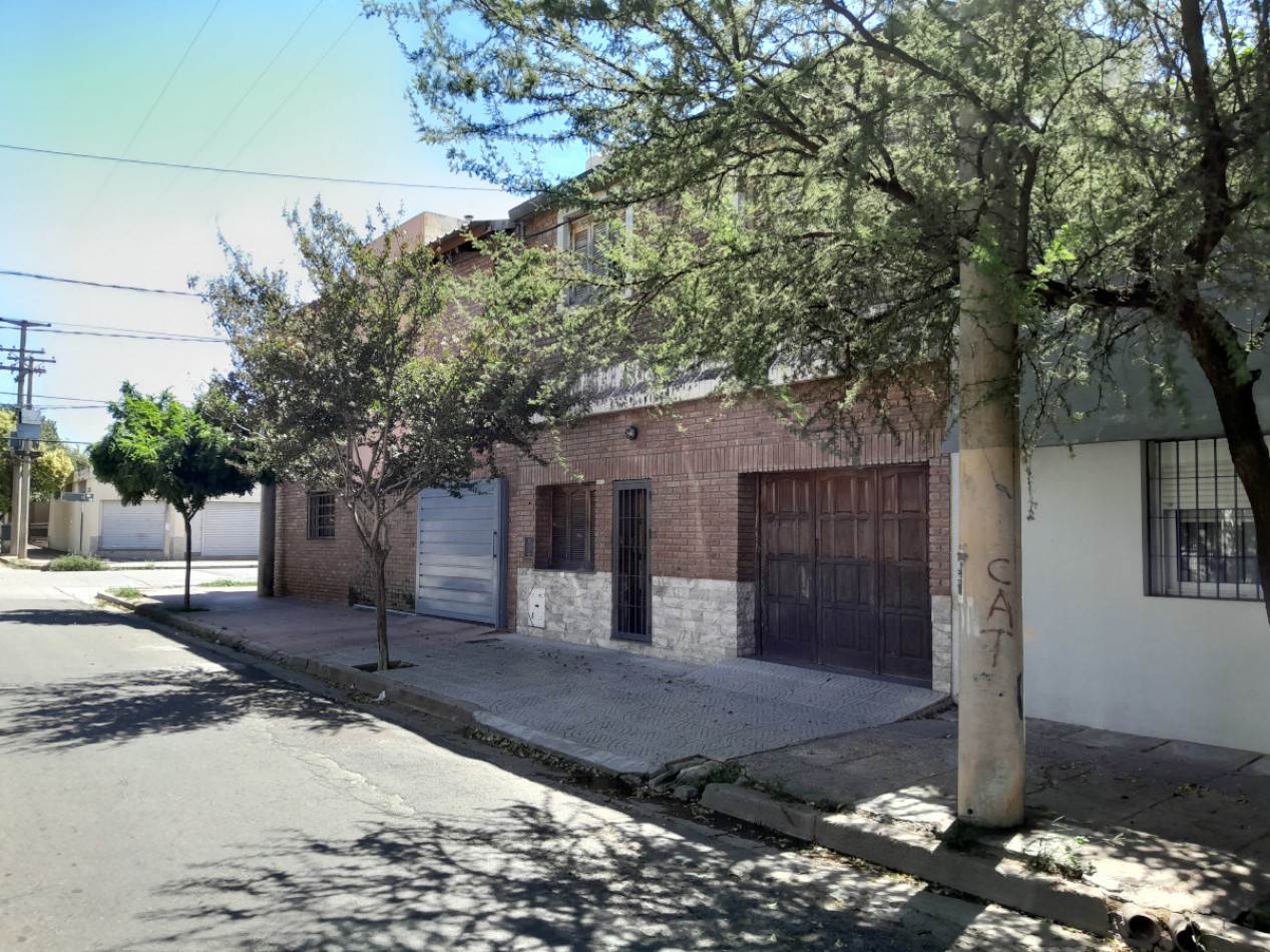 VENDO CASA 2 DORM. B° TALLERES ESTE. PERMUTA X DEPTO B° ALBERDI O CENTRO