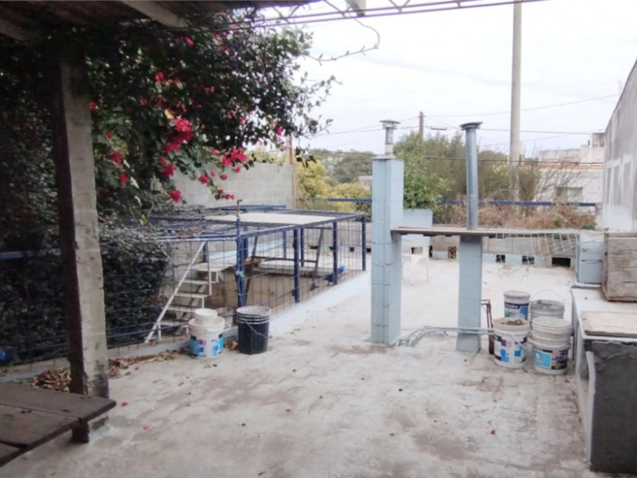 VENDO CASA 2 DORM. B° TALLERES ESTE. PERMUTA X DEPTO B° ALBERDI O CENTRO