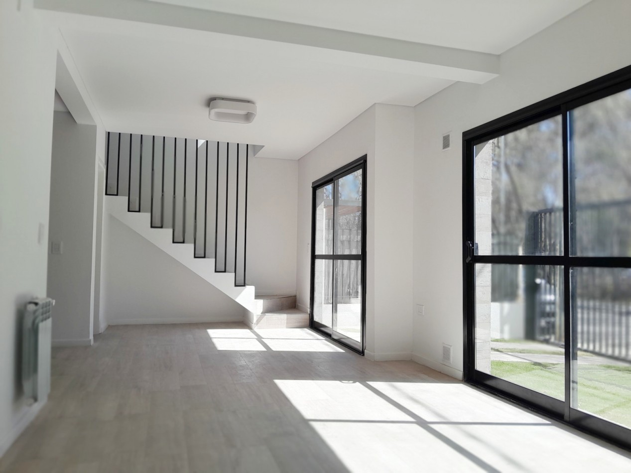VENDO DUPLEX 3 DORM. + COCHERA HOUSING DISTRITO VEINTE B° NUEVO POETA LUGONES. A ESTRENAR!!!