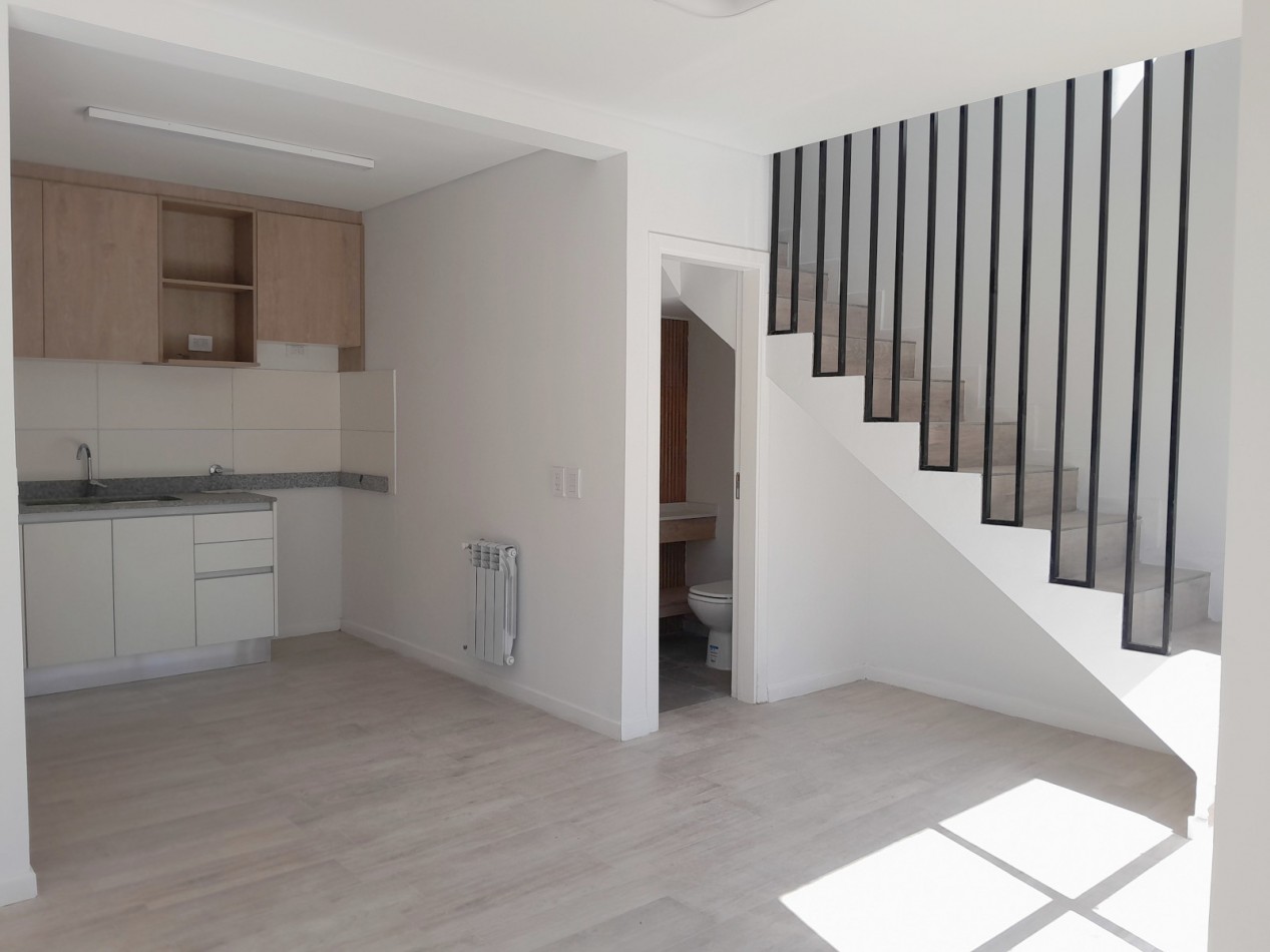 VENDO DUPLEX 3 DORM. + COCHERA HOUSING DISTRITO VEINTE B° NUEVO POETA LUGONES. A ESTRENAR!!!