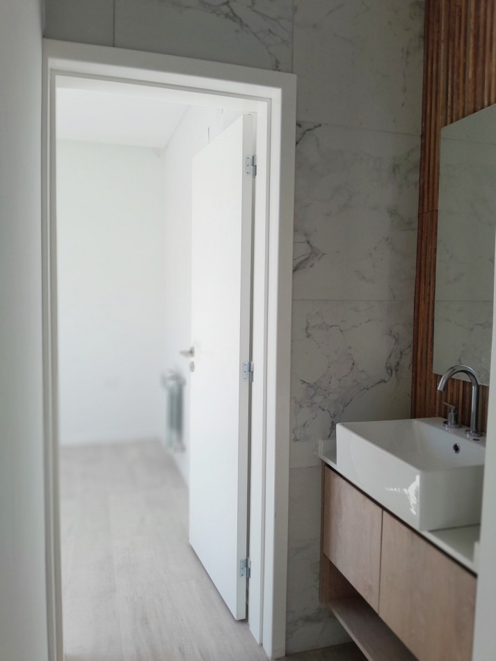 VENDO DUPLEX 3 DORM. + COCHERA HOUSING DISTRITO VEINTE B° NUEVO POETA LUGONES. A ESTRENAR!!!
