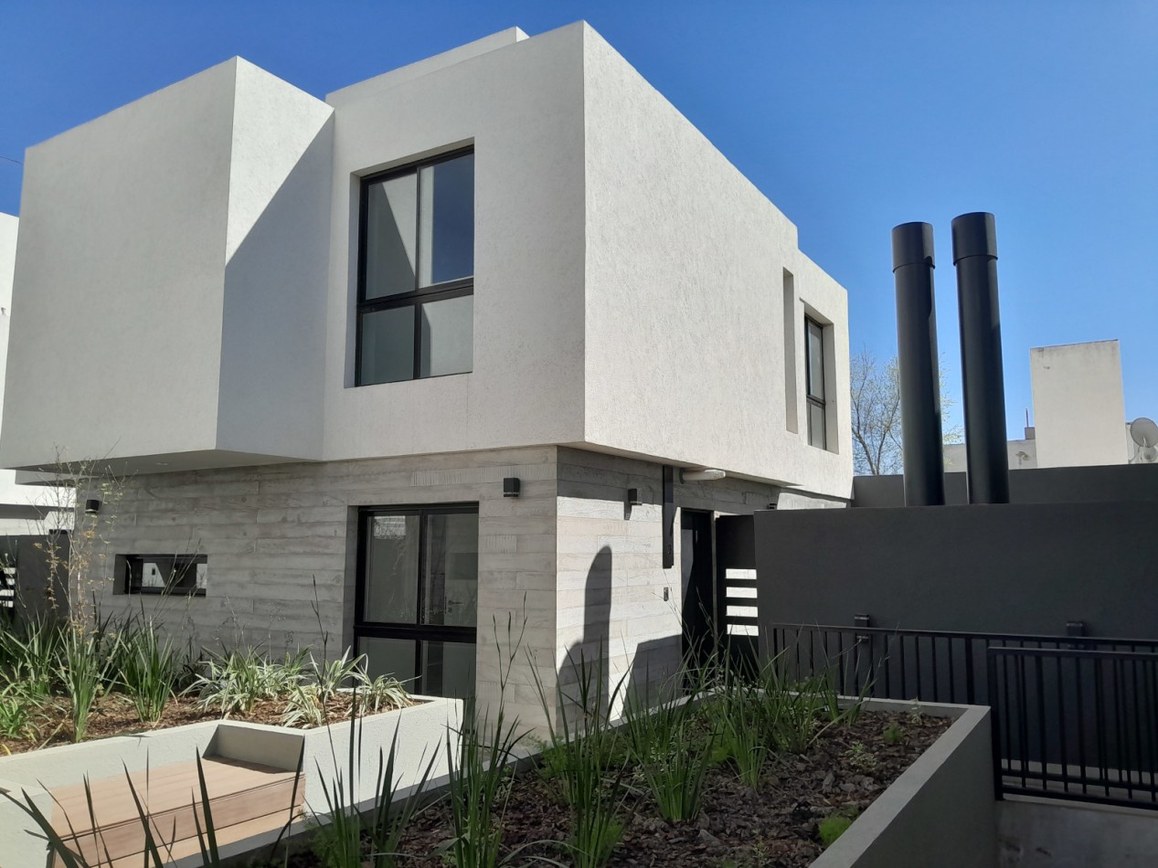 VENDO DUPLEX 2 y ½ DORM. Y 2 COCHERAS. HOUSING DISTRITO VEINTE B° NUEVO POETA LUGONES
