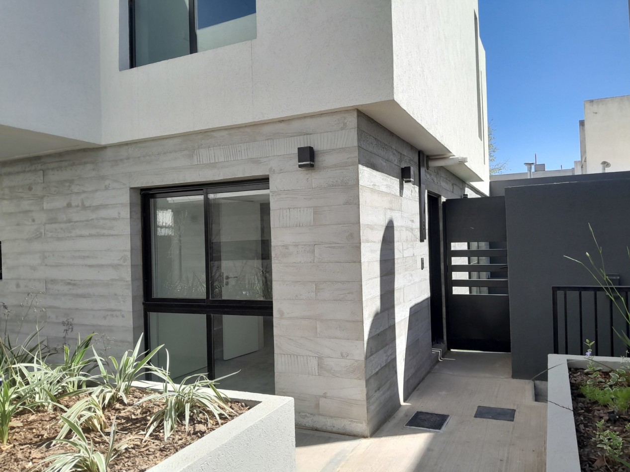 VENDO DUPLEX 2 y ½ DORM. Y 2 COCHERAS. HOUSING DISTRITO VEINTE B° NUEVO POETA LUGONES
