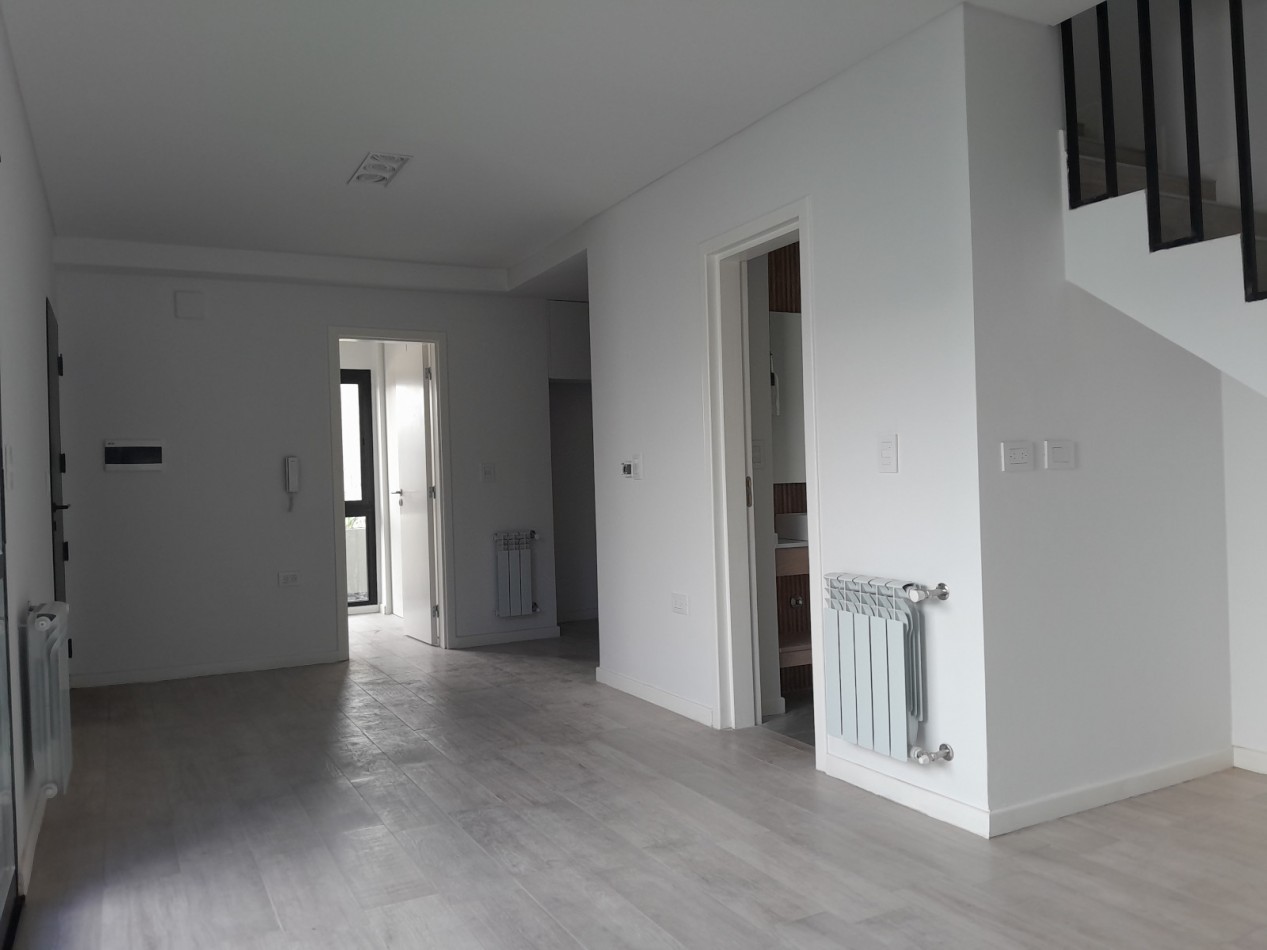 VENDO DUPLEX 2 y ½ DORM. Y 2 COCHERAS. HOUSING DISTRITO VEINTE B° NUEVO POETA LUGONES