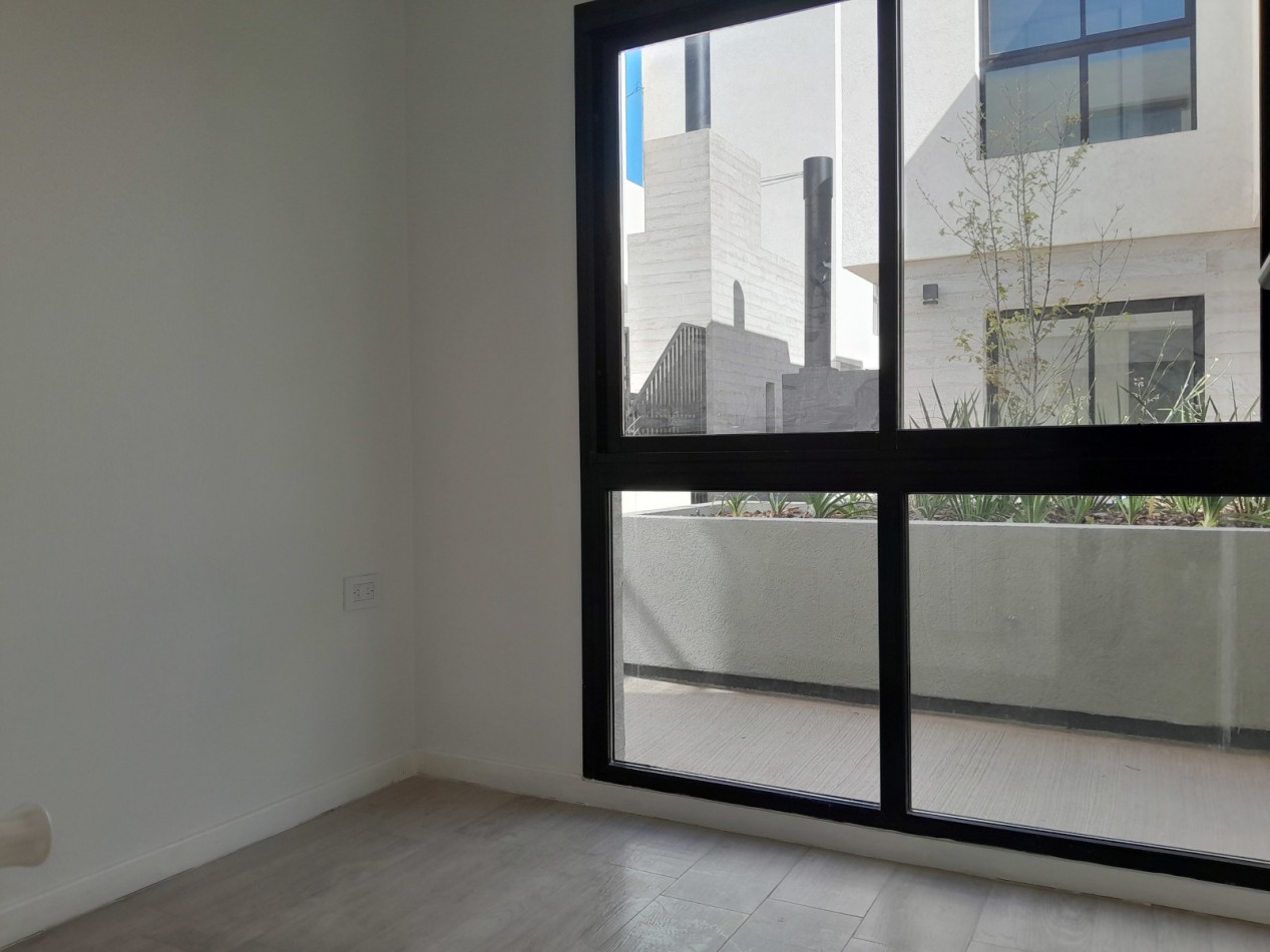 VENDO DUPLEX 2 y ½ DORM. Y 2 COCHERAS. HOUSING DISTRITO VEINTE B° NUEVO POETA LUGONES