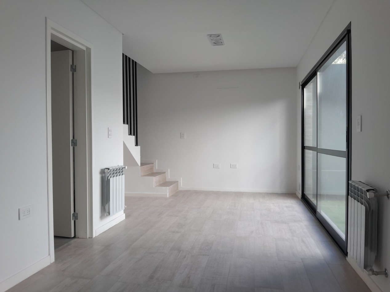 VENDO DUPLEX 2 y ½ DORM. Y 2 COCHERAS. HOUSING DISTRITO VEINTE B° NUEVO POETA LUGONES