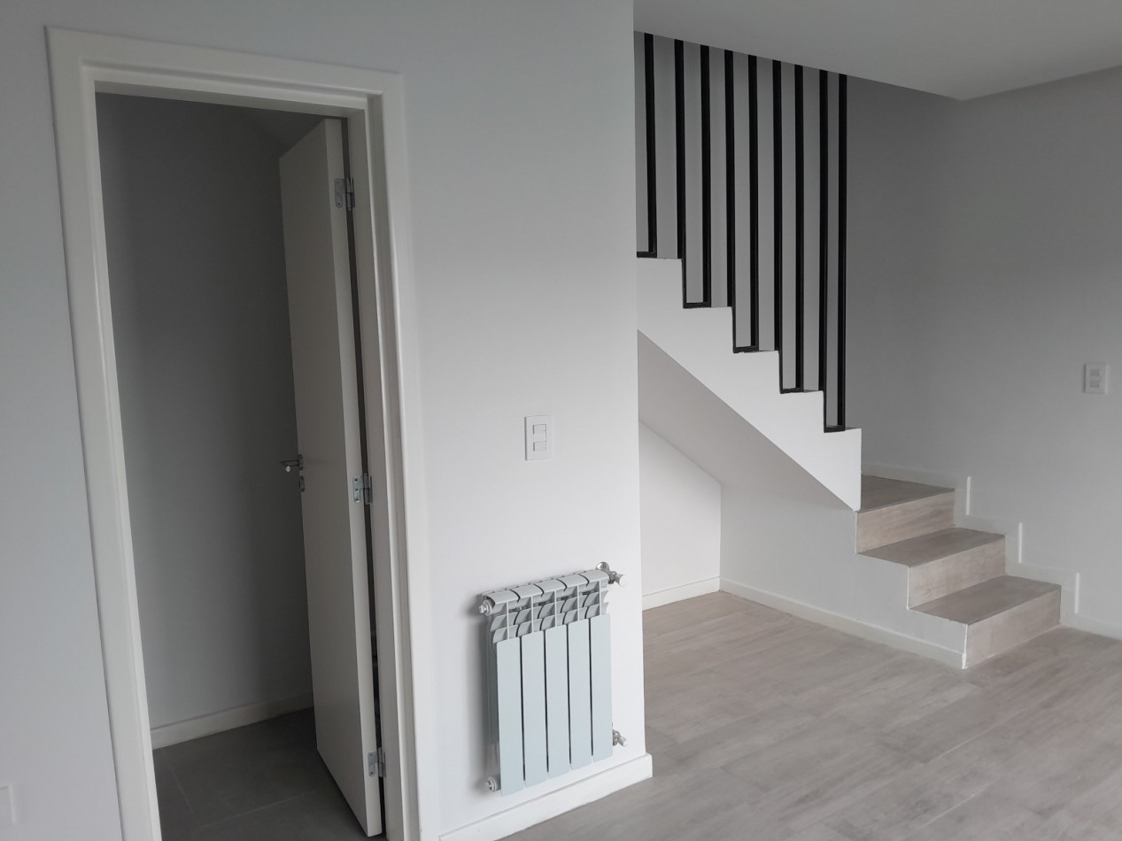 VENDO DUPLEX 2 y ½ DORM. Y 2 COCHERAS. HOUSING DISTRITO VEINTE B° NUEVO POETA LUGONES