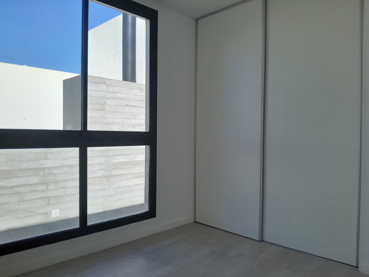 VENDO DUPLEX 2 y ½ DORM. Y 2 COCHERAS. HOUSING DISTRITO VEINTE B° NUEVO POETA LUGONES