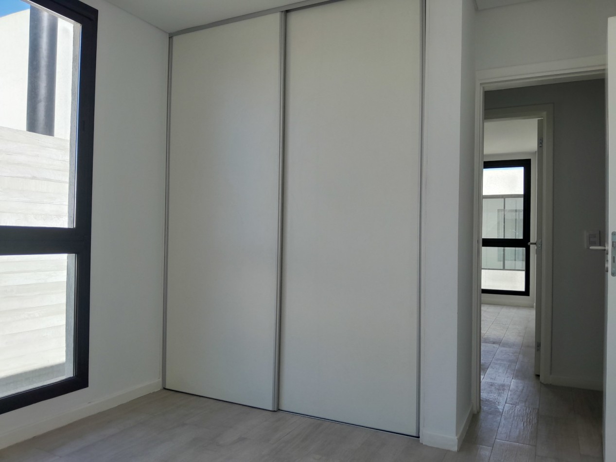 VENDO DUPLEX 2 y ½ DORM. Y 2 COCHERAS. HOUSING DISTRITO VEINTE B° NUEVO POETA LUGONES