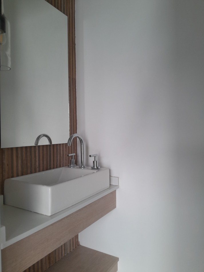 VENDO DUPLEX 2 y ½ DORM. Y 2 COCHERAS. HOUSING DISTRITO VEINTE B° NUEVO POETA LUGONES