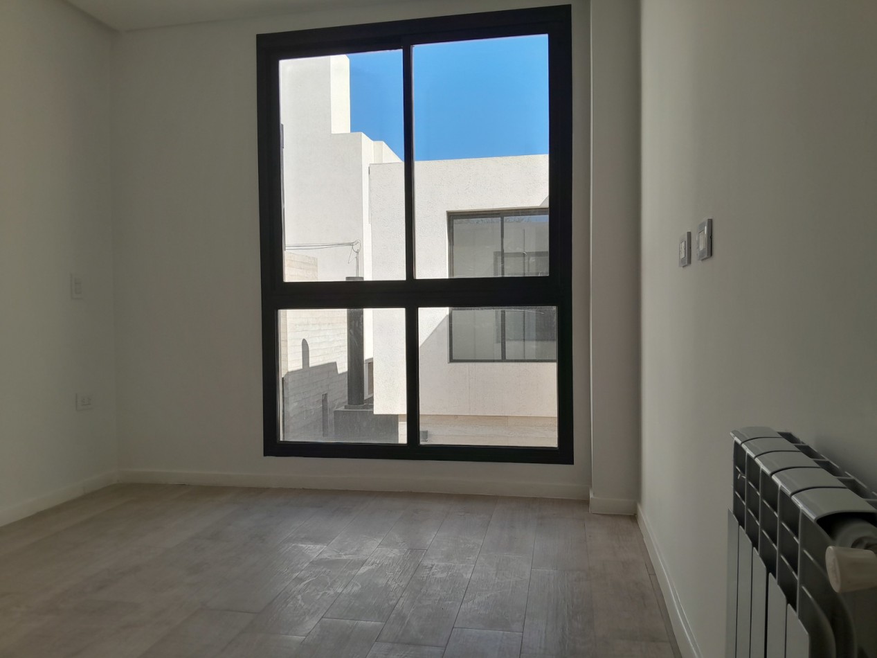 VENDO DUPLEX 2 y ½ DORM. Y 2 COCHERAS. HOUSING DISTRITO VEINTE B° NUEVO POETA LUGONES
