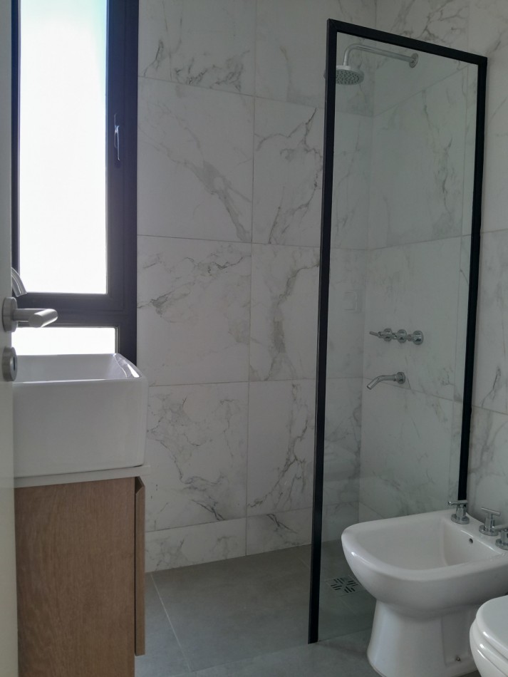 VENDO DUPLEX 2 y ½ DORM. Y 2 COCHERAS. HOUSING DISTRITO VEINTE B° NUEVO POETA LUGONES