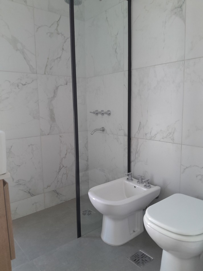 VENDO DUPLEX 2 y ½ DORM. Y 2 COCHERAS. HOUSING DISTRITO VEINTE B° NUEVO POETA LUGONES