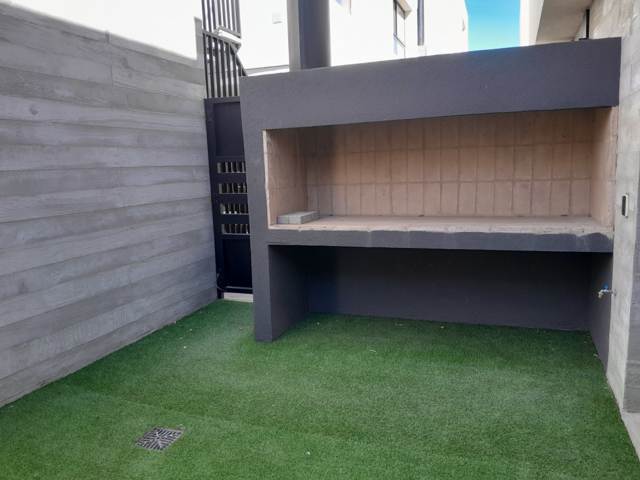 VENDO DUPLEX 2 y ½ DORM. Y 2 COCHERAS. HOUSING DISTRITO VEINTE B° NUEVO POETA LUGONES