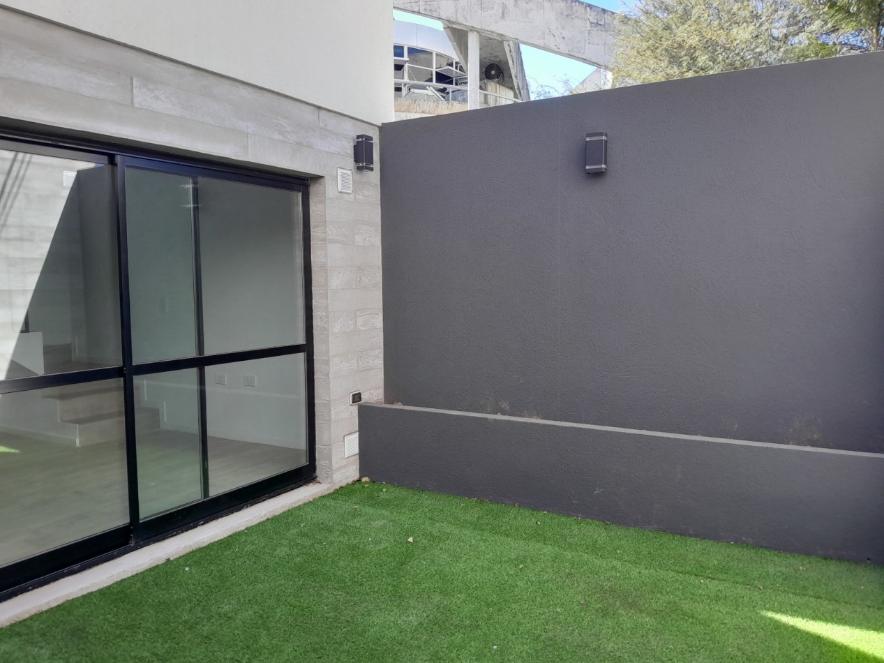 VENDO DUPLEX 2 y ½ DORM. Y 2 COCHERAS. HOUSING DISTRITO VEINTE B° NUEVO POETA LUGONES