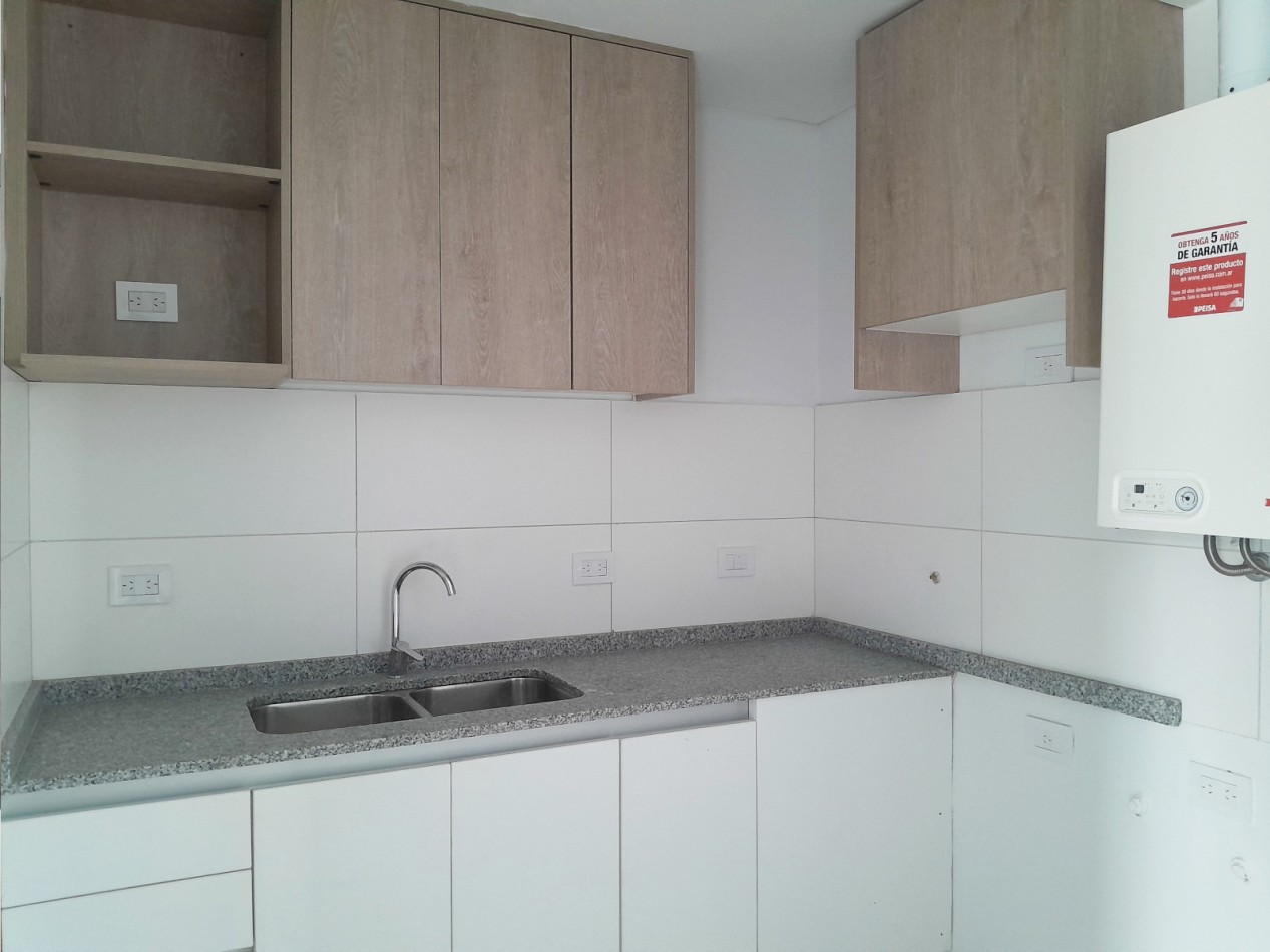 VENDO DUPLEX 2 y ½ DORM. Y 2 COCHERAS. HOUSING DISTRITO VEINTE B° NUEVO POETA LUGONES