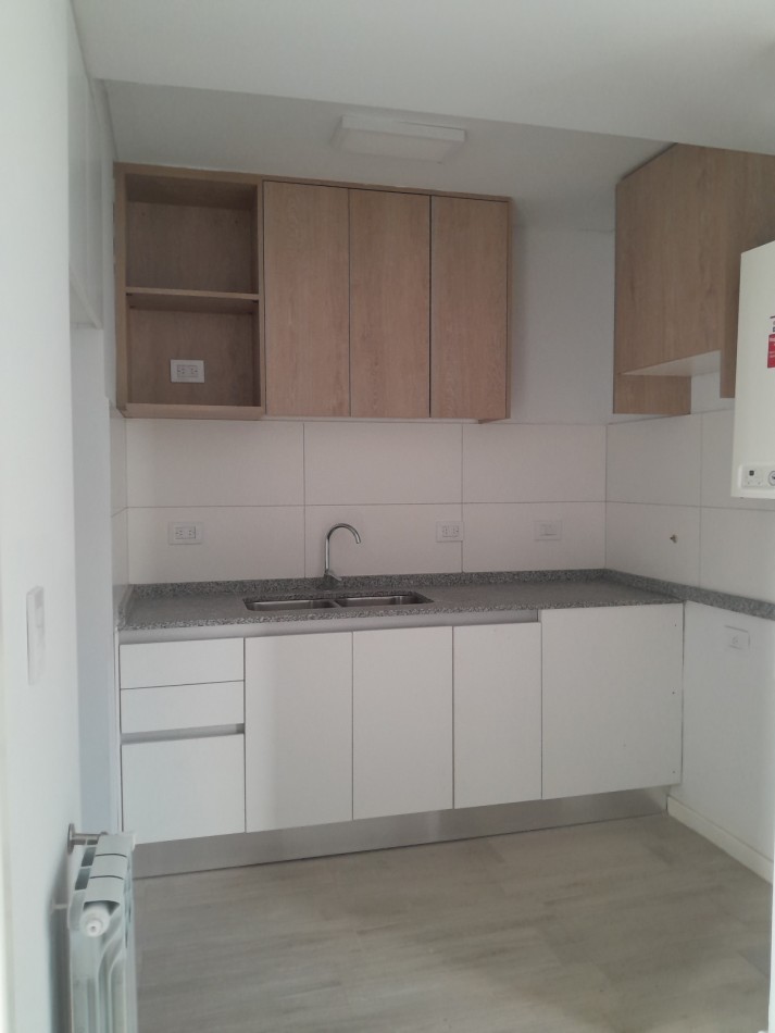 VENDO DUPLEX 2 y ½ DORM. Y 2 COCHERAS. HOUSING DISTRITO VEINTE B° NUEVO POETA LUGONES