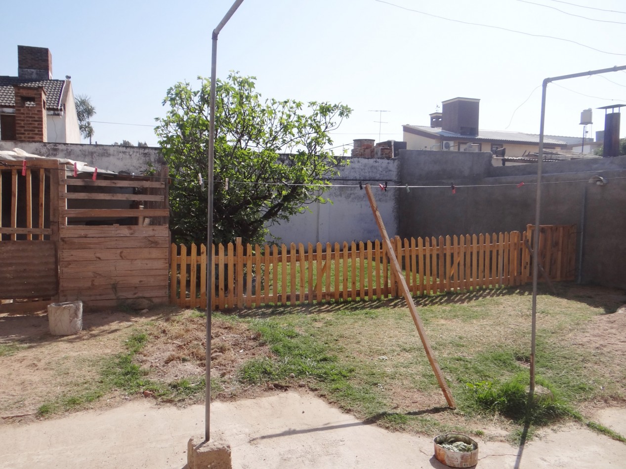 CASA EN VENTA. 2 DORMITORIOS. BARRIO DEAN FUNES.