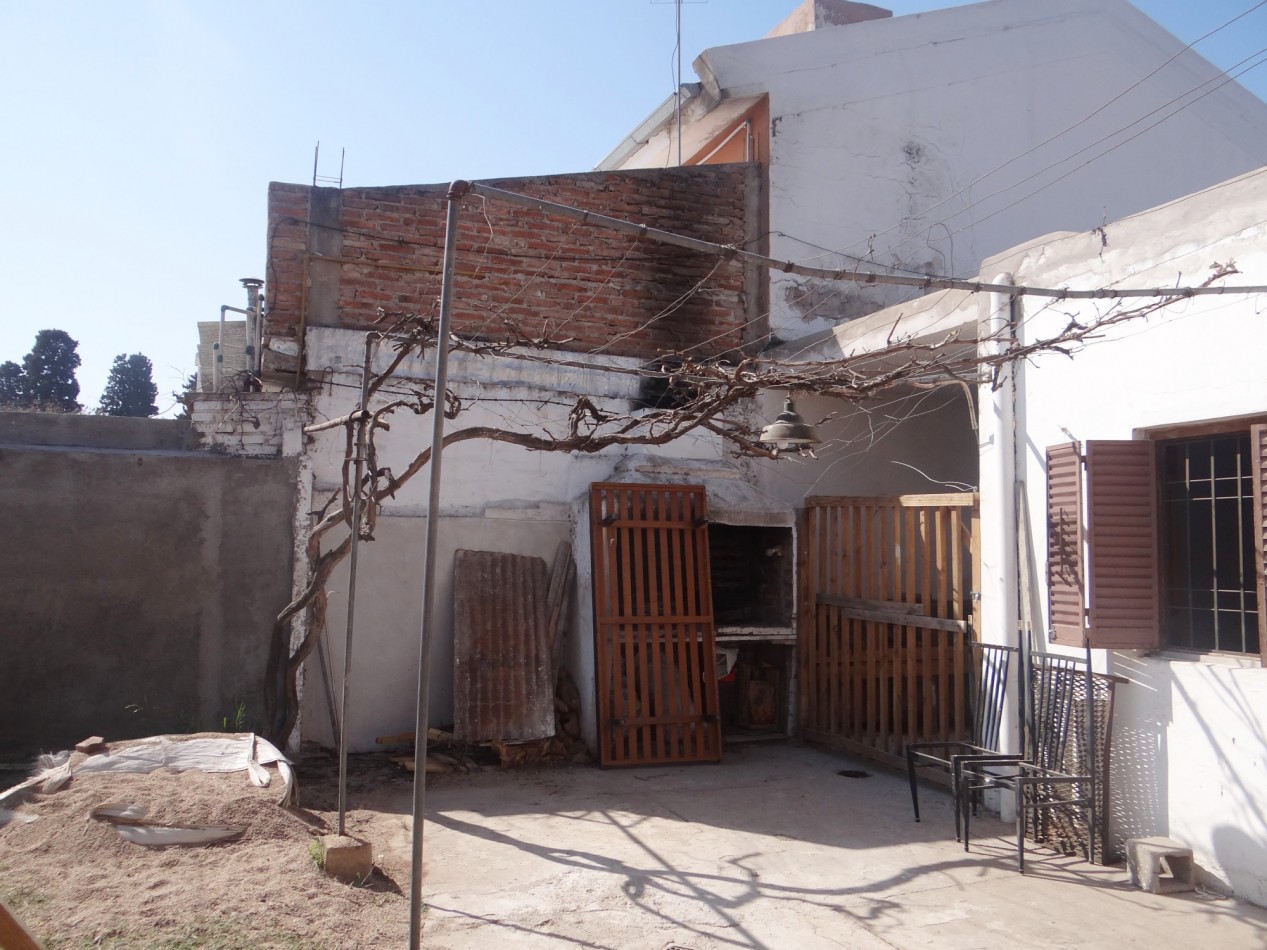 CASA EN VENTA. 2 DORMITORIOS. BARRIO DEAN FUNES.
