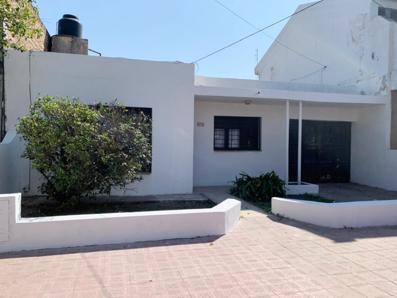 CASA EN VENTA. 2 DORMITORIOS. BARRIO DEAN FUNES.