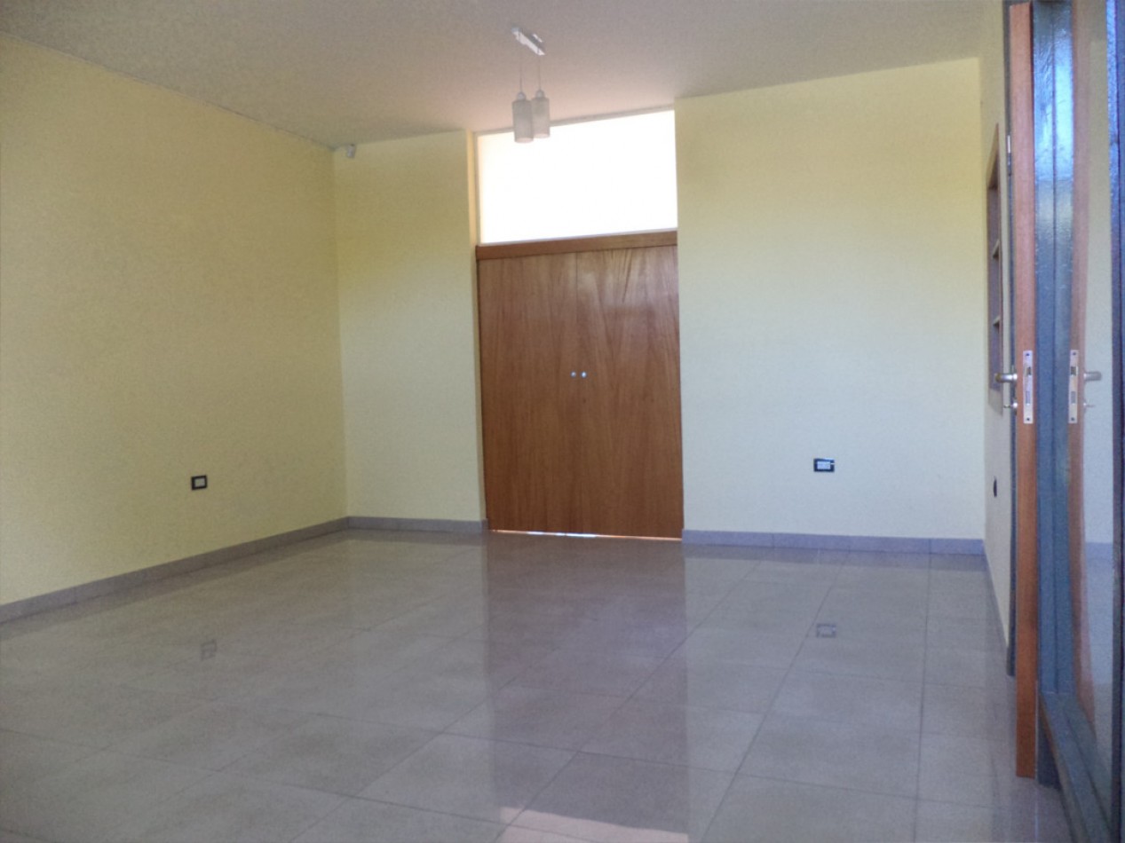 VENDO CASA IDEAL OFICINA, ESTUDIO O TALLER B° VILLA CABRERA. RECIBO MENOR!!!