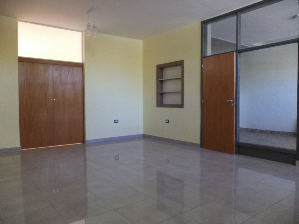 VENDO CASA IDEAL OFICINA, ESTUDIO O TALLER B° VILLA CABRERA. RECIBO MENOR!!!