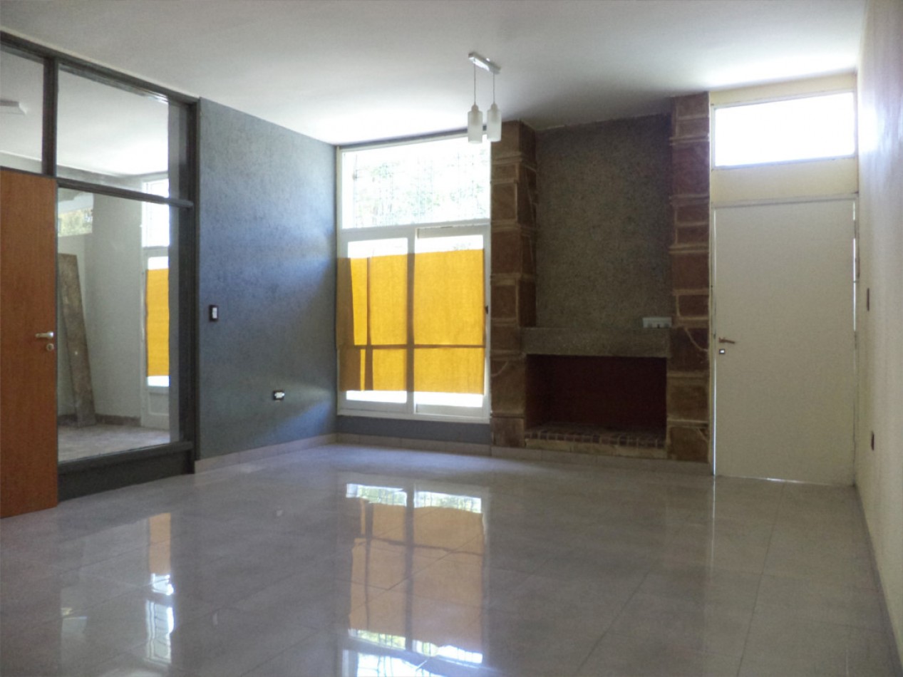 VENDO CASA IDEAL OFICINA, ESTUDIO O TALLER B° VILLA CABRERA. RECIBO MENOR!!!