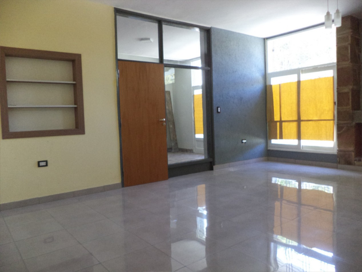 VENDO CASA IDEAL OFICINA, ESTUDIO O TALLER B° VILLA CABRERA. RECIBO MENOR!!!