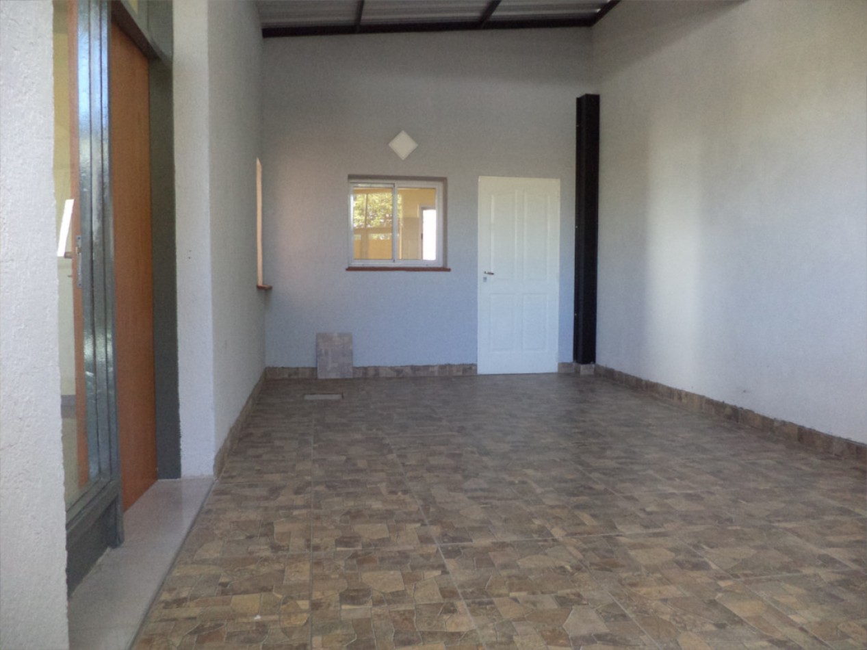 VENDO CASA IDEAL OFICINA, ESTUDIO O TALLER B° VILLA CABRERA. RECIBO MENOR!!!