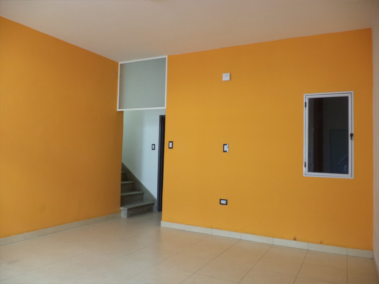 VENDO CASA IDEAL OFICINA, ESTUDIO O TALLER B° VILLA CABRERA. RECIBO MENOR!!!