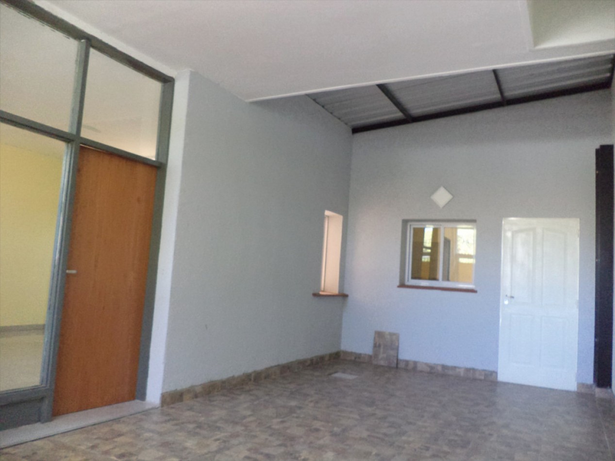 VENDO CASA IDEAL OFICINA, ESTUDIO O TALLER B° VILLA CABRERA. RECIBO MENOR!!!