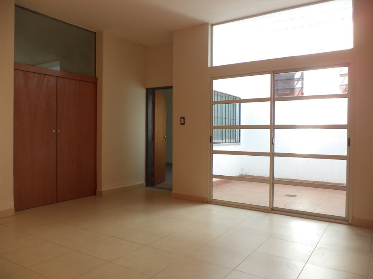 VENDO CASA IDEAL OFICINA, ESTUDIO O TALLER B° VILLA CABRERA. RECIBO MENOR!!!