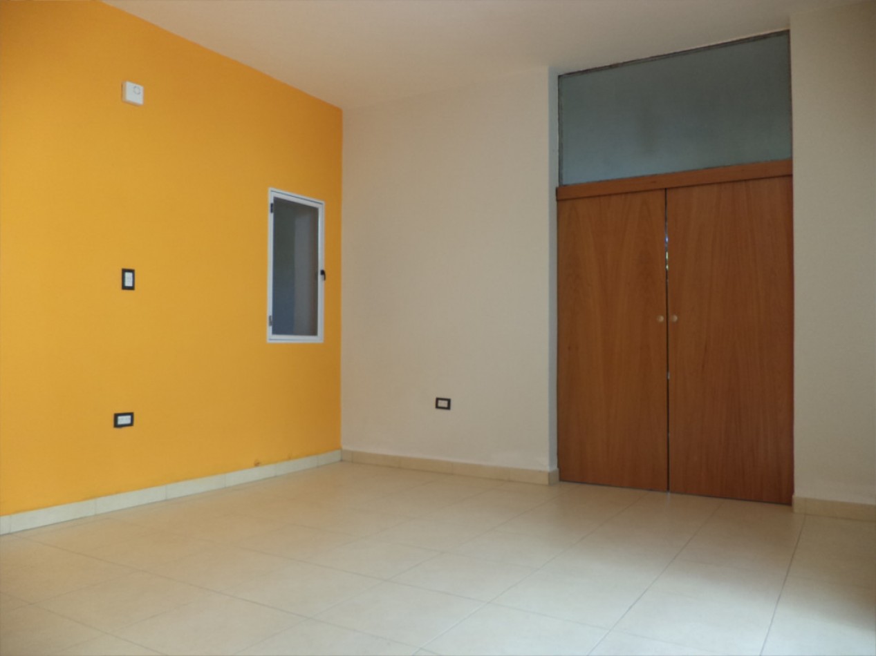 VENDO CASA IDEAL OFICINA, ESTUDIO O TALLER B° VILLA CABRERA. RECIBO MENOR!!!