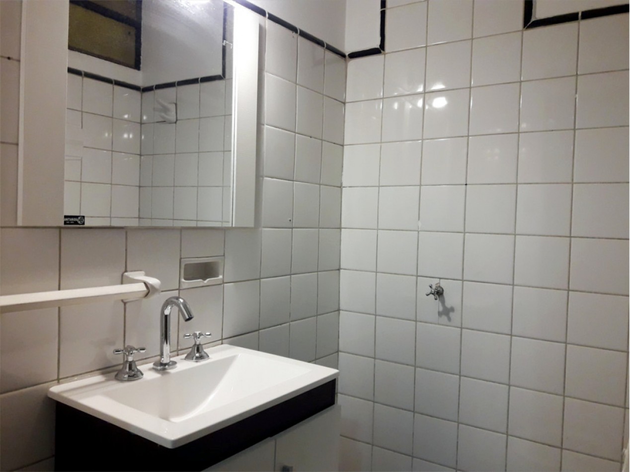 VENDO CASA IDEAL OFICINA, ESTUDIO O TALLER B° VILLA CABRERA. RECIBO MENOR!!!