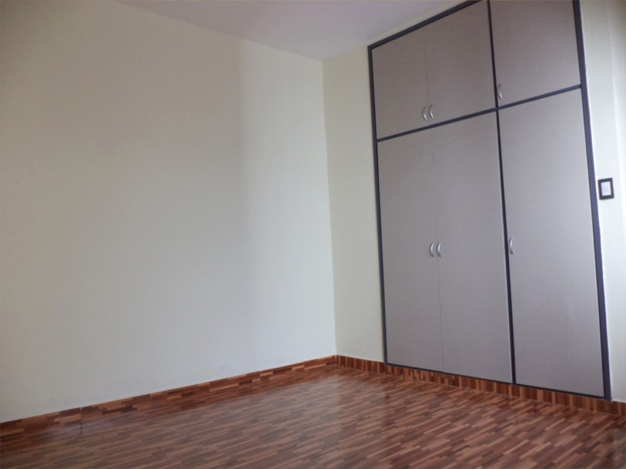 VENDO CASA IDEAL OFICINA, ESTUDIO O TALLER B° VILLA CABRERA. RECIBO MENOR!!!