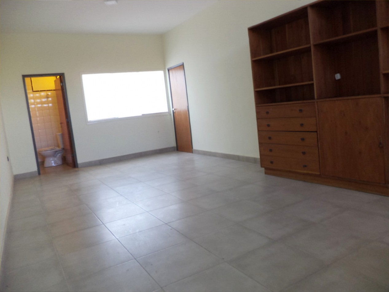 VENDO CASA IDEAL OFICINA, ESTUDIO O TALLER B° VILLA CABRERA. RECIBO MENOR!!!