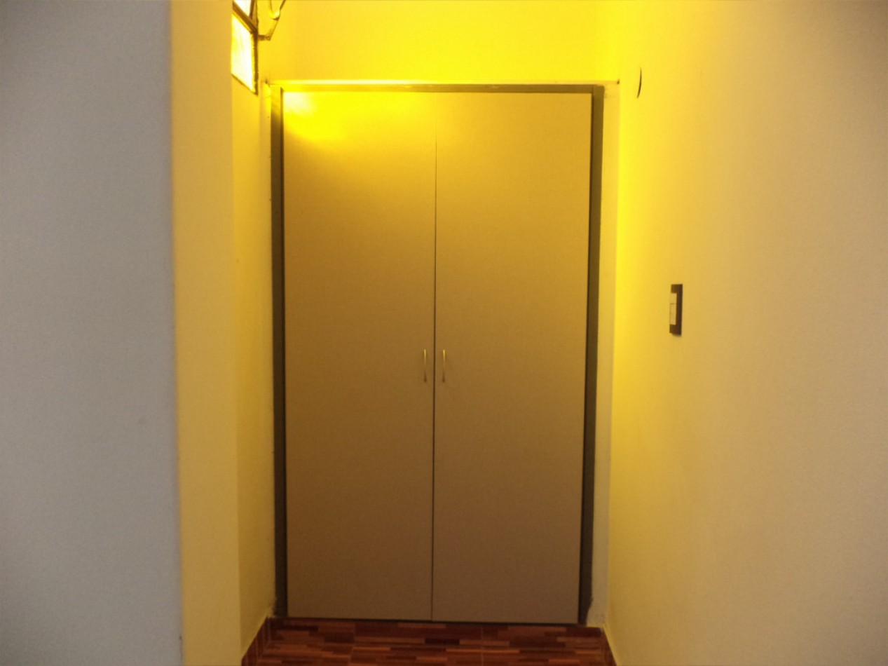 VENDO CASA IDEAL OFICINA, ESTUDIO O TALLER B° VILLA CABRERA. RECIBO MENOR!!!